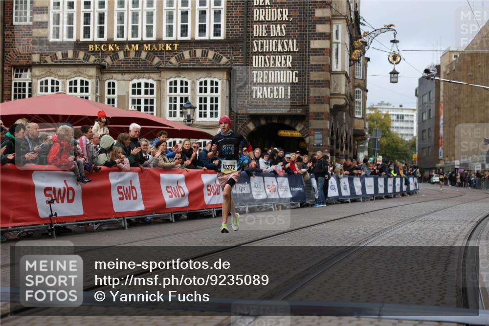 05.10.2025 - 20. swb-Marathon Bremen Yannick Fuchs http://msf.ph/oto/9235089 05.10.2025 10:35:59 Ziel 10372 meine-sportfotos.de