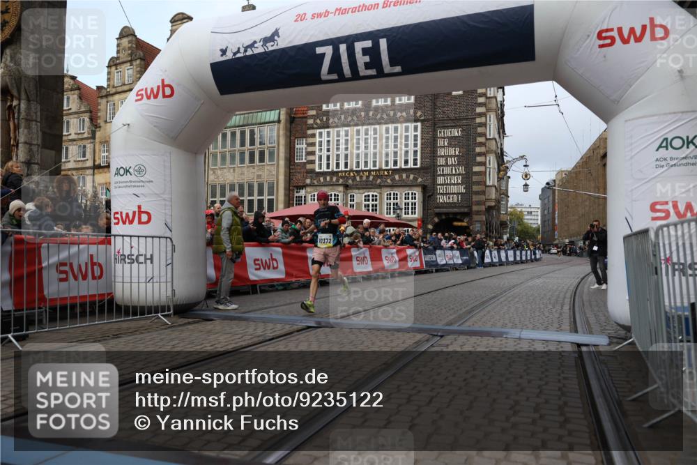 05.10.2025 - 20. swb-Marathon Bremen Yannick Fuchs http://msf.ph/oto/9235122 05.10.2025 10:36:01 Ziel 10372 meine-sportfotos.de