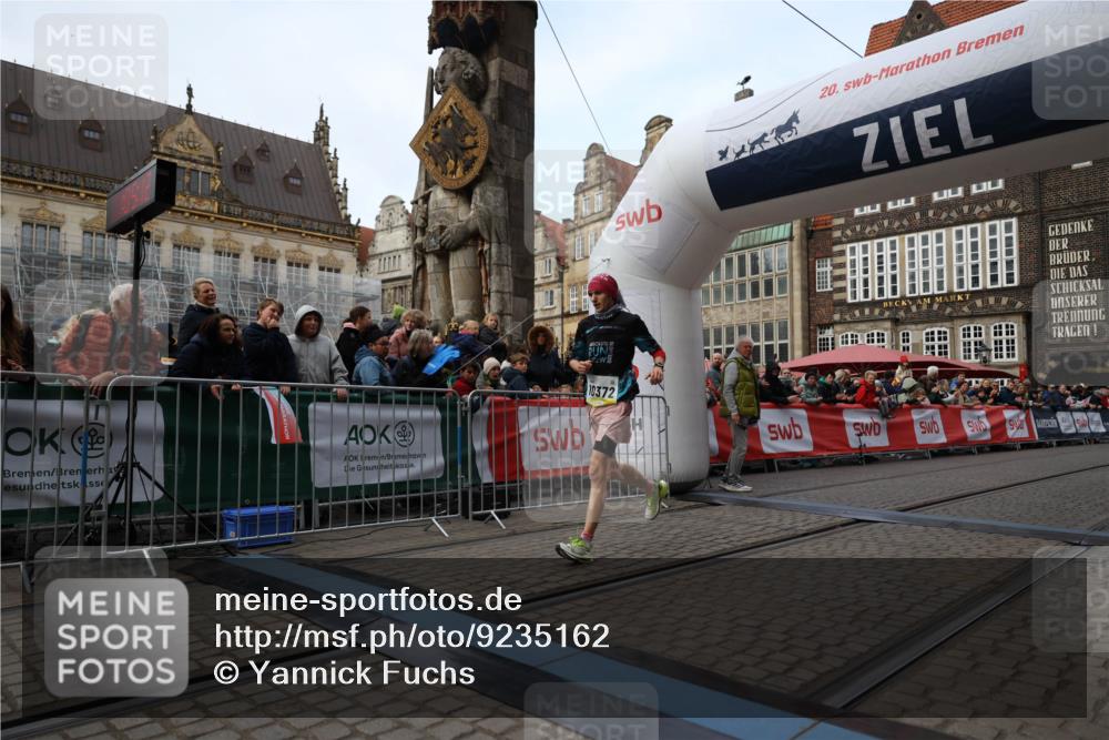 05.10.2025 - 20. swb-Marathon Bremen Yannick Fuchs http://msf.ph/oto/9235162 05.10.2025 10:36:02 Ziel 10372 meine-sportfotos.de