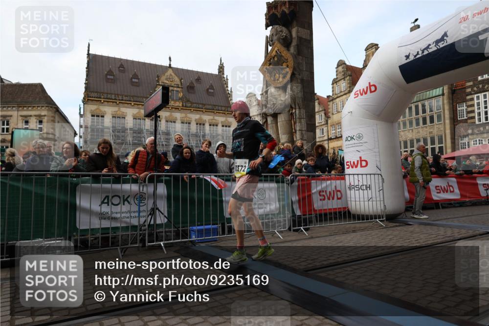05.10.2025 - 20. swb-Marathon Bremen Yannick Fuchs http://msf.ph/oto/9235169 05.10.2025 10:36:02 Ziel 10372 meine-sportfotos.de