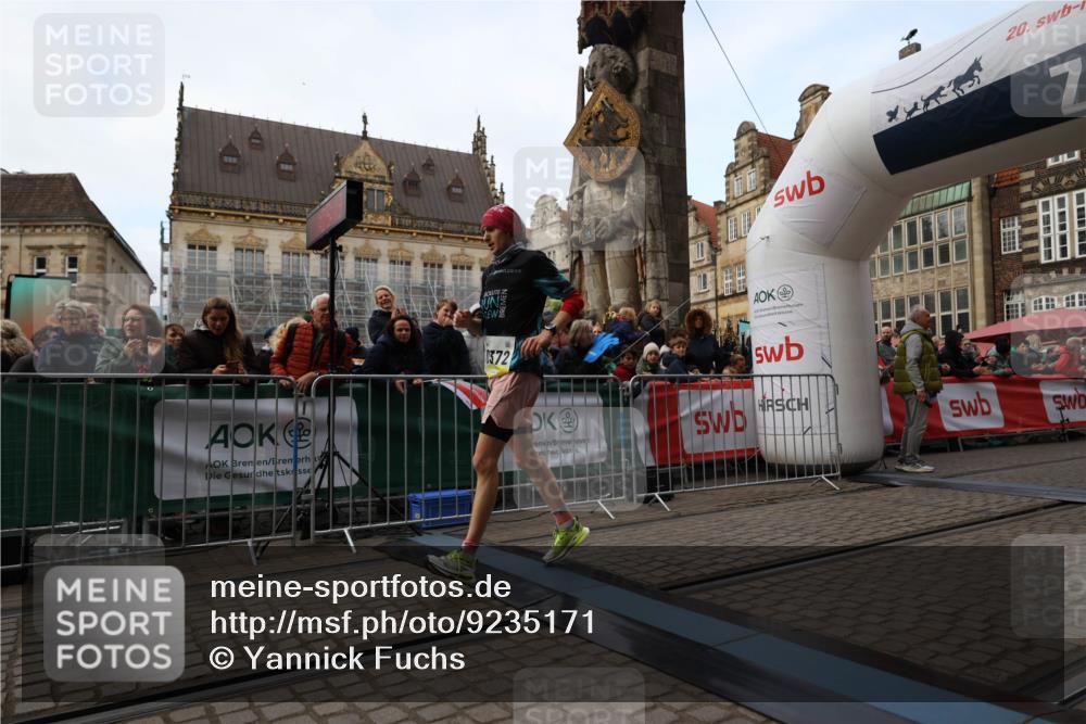 05.10.2025 - 20. swb-Marathon Bremen Yannick Fuchs http://msf.ph/oto/9235171 05.10.2025 10:36:02 Ziel 10372 meine-sportfotos.de