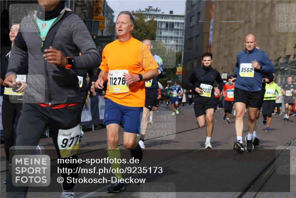 05.10.2025 - 20. swb-Marathon Bremen Strokosch-Dieckow http://msf.ph/oto/9235173 05.10.2025 10:54:50 Ziel 8326, 9427, 9436, 9560, 9570, 9754, 9776, 10024, 10231, 10232, 10233, 10487, 10609, 10770, 11163, 11276, 11373, 11470 meine-sportfotos.de