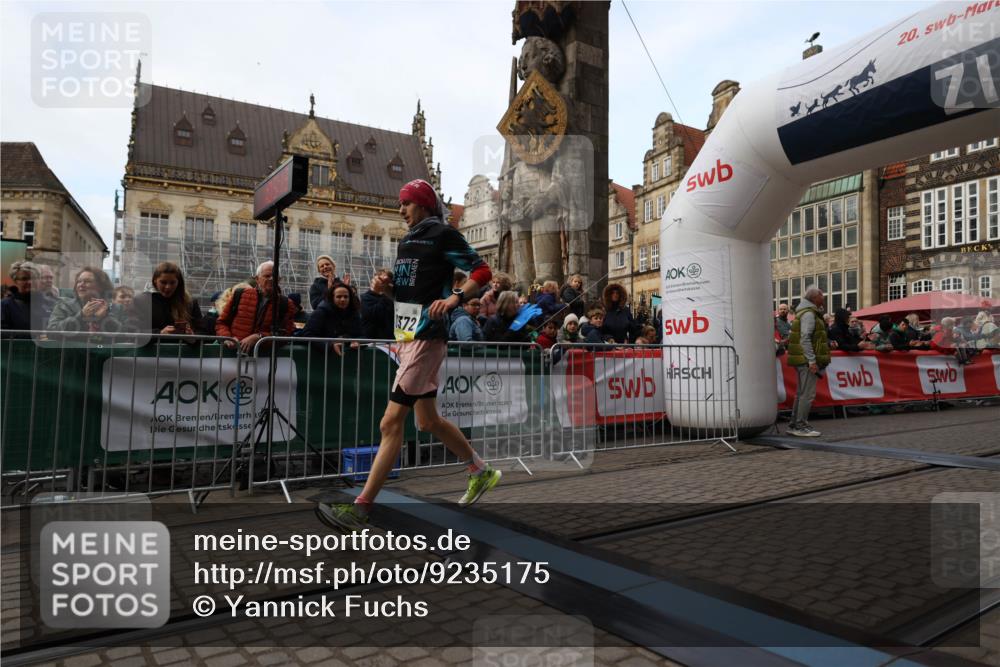 05.10.2025 - 20. swb-Marathon Bremen Yannick Fuchs http://msf.ph/oto/9235175 05.10.2025 10:36:02 Ziel 10372 meine-sportfotos.de