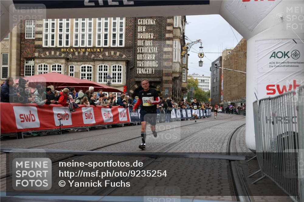 05.10.2025 - 20. swb-Marathon Bremen Yannick Fuchs http://msf.ph/oto/9235254 05.10.2025 10:36:28 Ziel 11013 meine-sportfotos.de