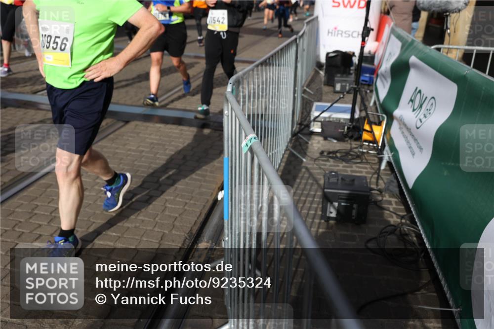 05.10.2025 - 20. swb-Marathon Bremen Yannick Fuchs http://msf.ph/oto/9235324 05.10.2025 11:04:44 Ziel 8111, 9394, 9610, 9750, 9915, 10278, 10485, 10531, 10532, 10674, 10869, 10956, 11196, 11542, 11704 meine-sportfotos.de