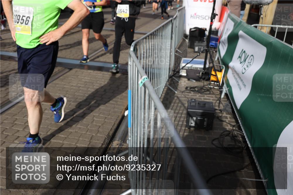 05.10.2025 - 20. swb-Marathon Bremen Yannick Fuchs http://msf.ph/oto/9235327 05.10.2025 11:04:44 Ziel 8111, 9394, 9610, 9750, 9915, 10278, 10485, 10531, 10532, 10674, 10869, 10956, 11196, 11542, 11704 meine-sportfotos.de