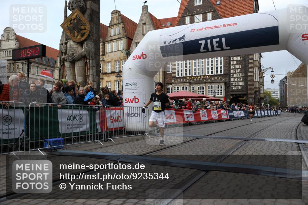 05.10.2025 - 20. swb-Marathon Bremen Yannick Fuchs http://msf.ph/oto/9235344 05.10.2025 10:36:33 Ziel 11013, 11185, 11687 meine-sportfotos.de