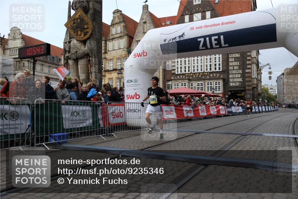 05.10.2025 - 20. swb-Marathon Bremen Yannick Fuchs http://msf.ph/oto/9235346 05.10.2025 10:36:33 Ziel 11013, 11185, 11687 meine-sportfotos.de