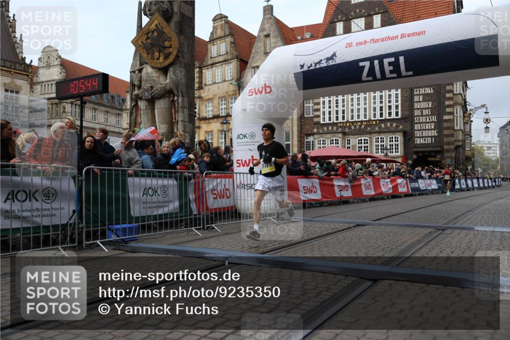 05.10.2025 - 20. swb-Marathon Bremen Yannick Fuchs http://msf.ph/oto/9235350 05.10.2025 10:36:33 Ziel 11013, 11185, 11687 meine-sportfotos.de