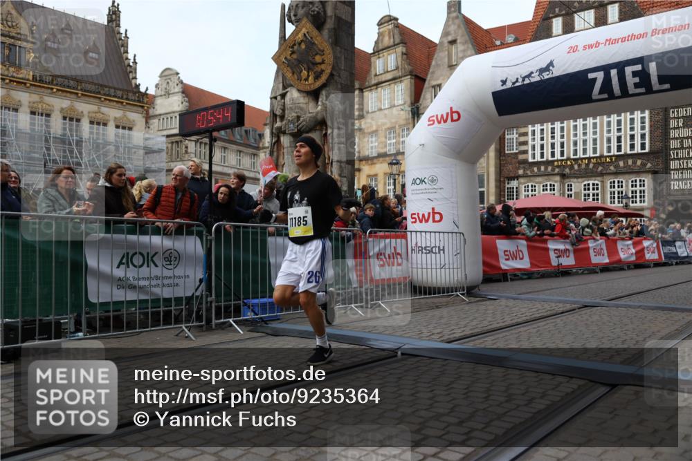 05.10.2025 - 20. swb-Marathon Bremen Yannick Fuchs http://msf.ph/oto/9235364 05.10.2025 10:36:33 Ziel 11013, 11185, 11687 meine-sportfotos.de