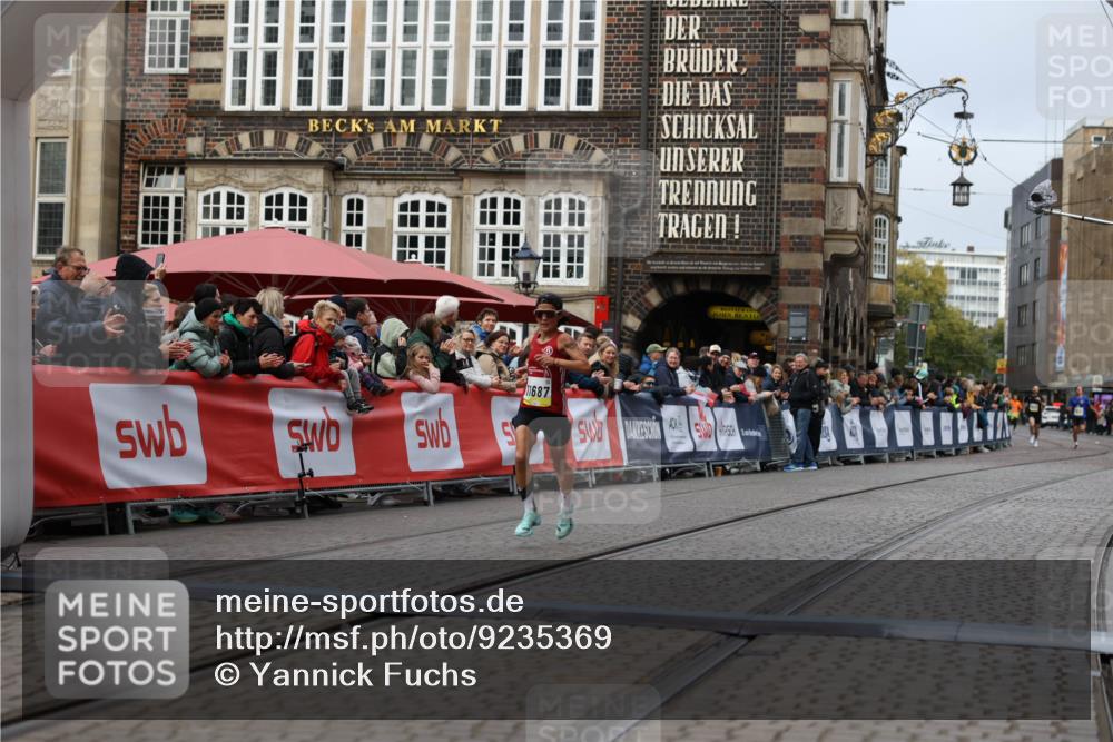 05.10.2025 - 20. swb-Marathon Bremen Yannick Fuchs http://msf.ph/oto/9235369 05.10.2025 10:36:35 Ziel 11013, 11185, 11687 meine-sportfotos.de