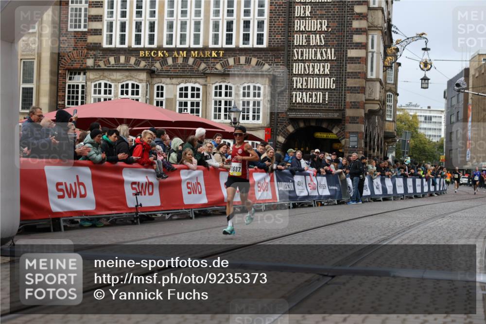 05.10.2025 - 20. swb-Marathon Bremen Yannick Fuchs http://msf.ph/oto/9235373 05.10.2025 10:36:35 Ziel 11013, 11185, 11687 meine-sportfotos.de