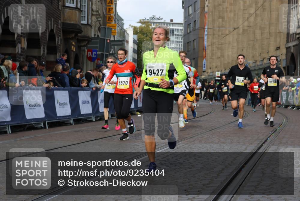 05.10.2025 - 20. swb-Marathon Bremen Strokosch-Dieckow http://msf.ph/oto/9235404 05.10.2025 10:54:56 Ziel 9427, 9475, 9570, 9791, 10231, 10609, 11320, 11373, 11470, 11507, 11523 meine-sportfotos.de