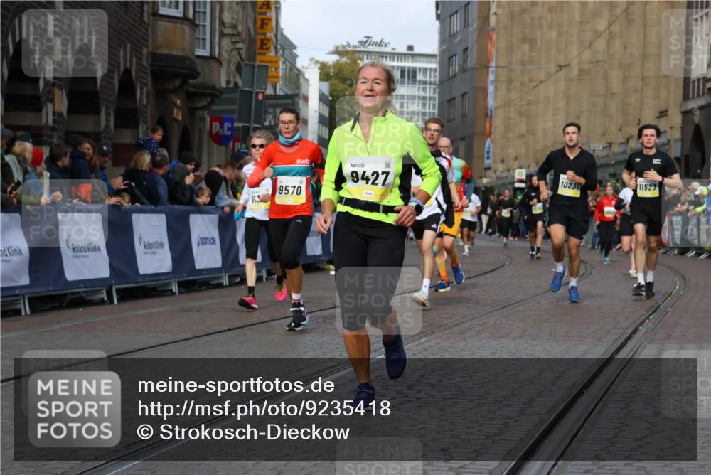 05.10.2025 - 20. swb-Marathon Bremen Strokosch-Dieckow http://msf.ph/oto/9235418 05.10.2025 10:54:56 Ziel 9427, 9475, 9570, 9791, 10231, 10609, 11320, 11373, 11470, 11507, 11523 meine-sportfotos.de