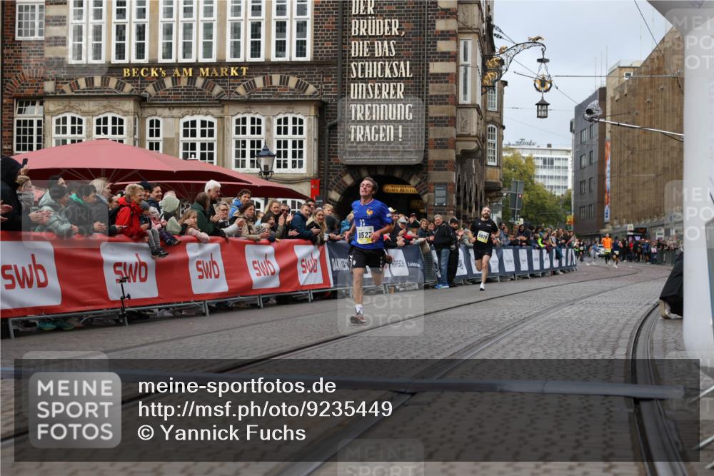 05.10.2025 - 20. swb-Marathon Bremen Yannick Fuchs http://msf.ph/oto/9235449 05.10.2025 10:36:41 Ziel 9527, 11687 meine-sportfotos.de