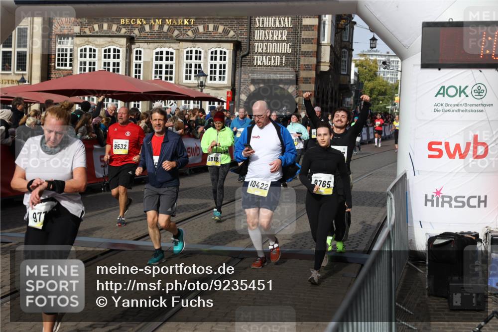 05.10.2025 - 20. swb-Marathon Bremen Yannick Fuchs http://msf.ph/oto/9235451 05.10.2025 11:04:51 Ziel 9532, 9623, 9750, 9765, 9771, 9812, 9915, 10422, 10451, 10485, 10532, 10557, 10964, 11035, 11427, 11546, 11615 meine-sportfotos.de