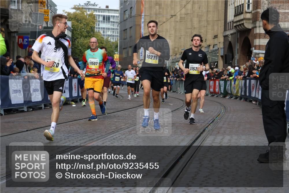 05.10.2025 - 20. swb-Marathon Bremen Strokosch-Dieckow http://msf.ph/oto/9235455 05.10.2025 10:54:58 Ziel 9427, 9475, 9570, 9791, 10014, 10231, 11320, 11363, 11470, 11507, 11523 meine-sportfotos.de