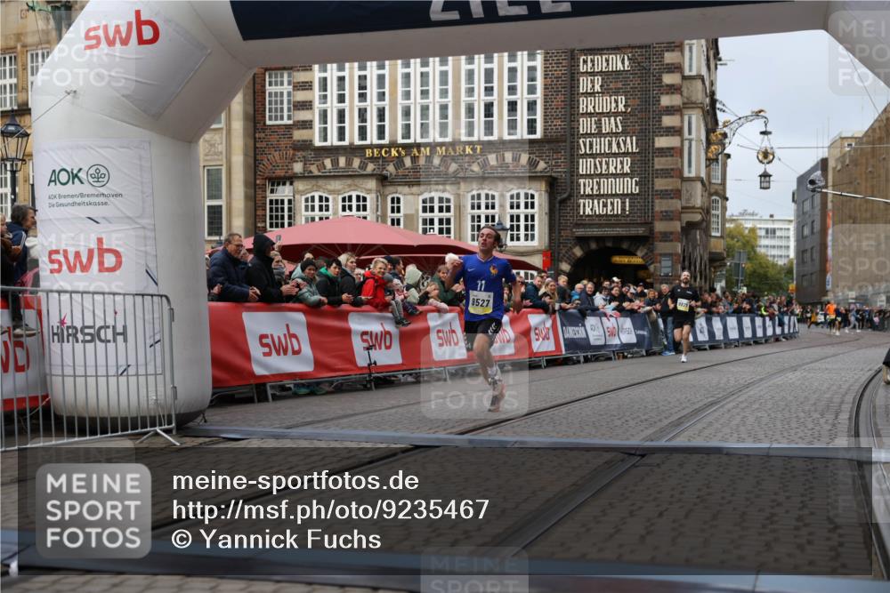 05.10.2025 - 20. swb-Marathon Bremen Yannick Fuchs http://msf.ph/oto/9235467 05.10.2025 10:36:42 Ziel 9527, 9829, 11687 meine-sportfotos.de