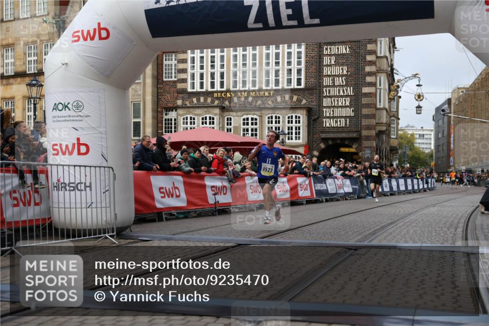 05.10.2025 - 20. swb-Marathon Bremen Yannick Fuchs http://msf.ph/oto/9235470 05.10.2025 10:36:42 Ziel 9527, 9829, 11687 meine-sportfotos.de