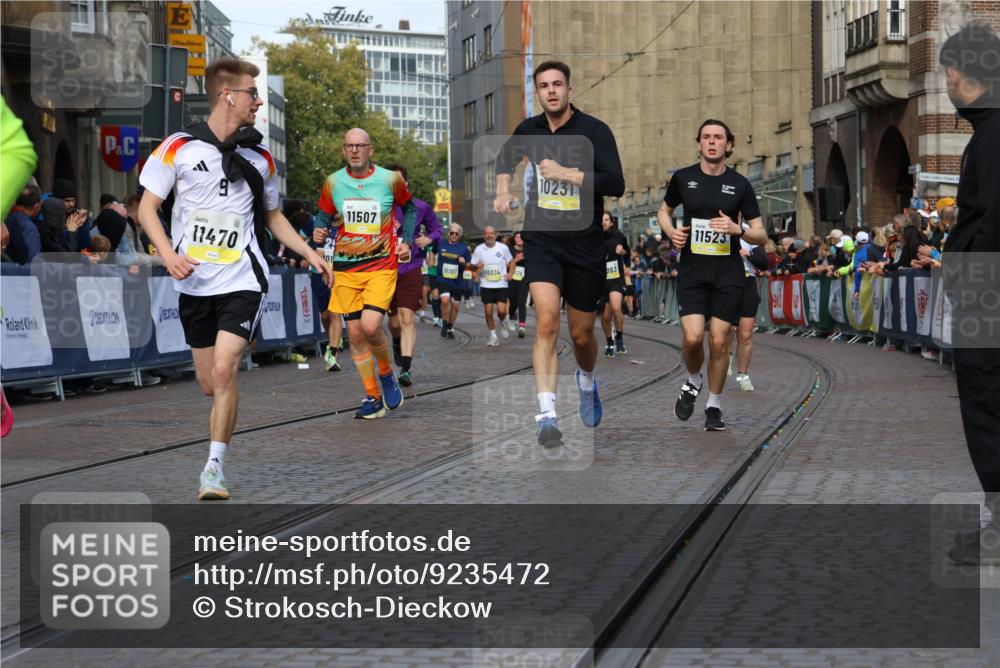 05.10.2025 - 20. swb-Marathon Bremen Strokosch-Dieckow http://msf.ph/oto/9235472 05.10.2025 10:54:58 Ziel 9427, 9475, 9570, 9791, 10014, 10231, 11320, 11363, 11470, 11507, 11523 meine-sportfotos.de
