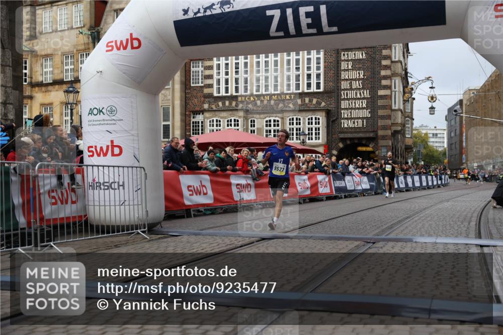 05.10.2025 - 20. swb-Marathon Bremen Yannick Fuchs http://msf.ph/oto/9235477 05.10.2025 10:36:42 Ziel 9527, 9829, 11687 meine-sportfotos.de