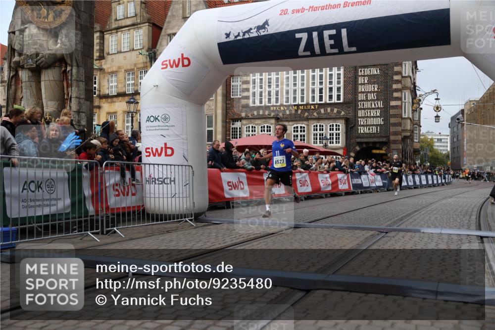05.10.2025 - 20. swb-Marathon Bremen Yannick Fuchs http://msf.ph/oto/9235480 05.10.2025 10:36:42 Ziel 9527, 9829, 11687 meine-sportfotos.de