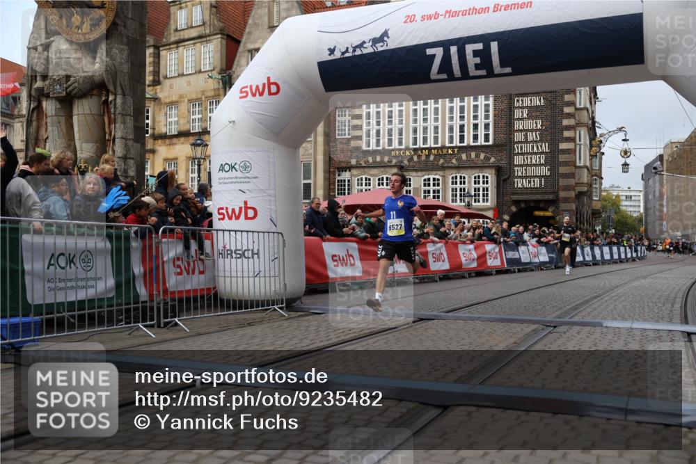 05.10.2025 - 20. swb-Marathon Bremen Yannick Fuchs http://msf.ph/oto/9235482 05.10.2025 10:36:42 Ziel 9527, 9829, 11687 meine-sportfotos.de