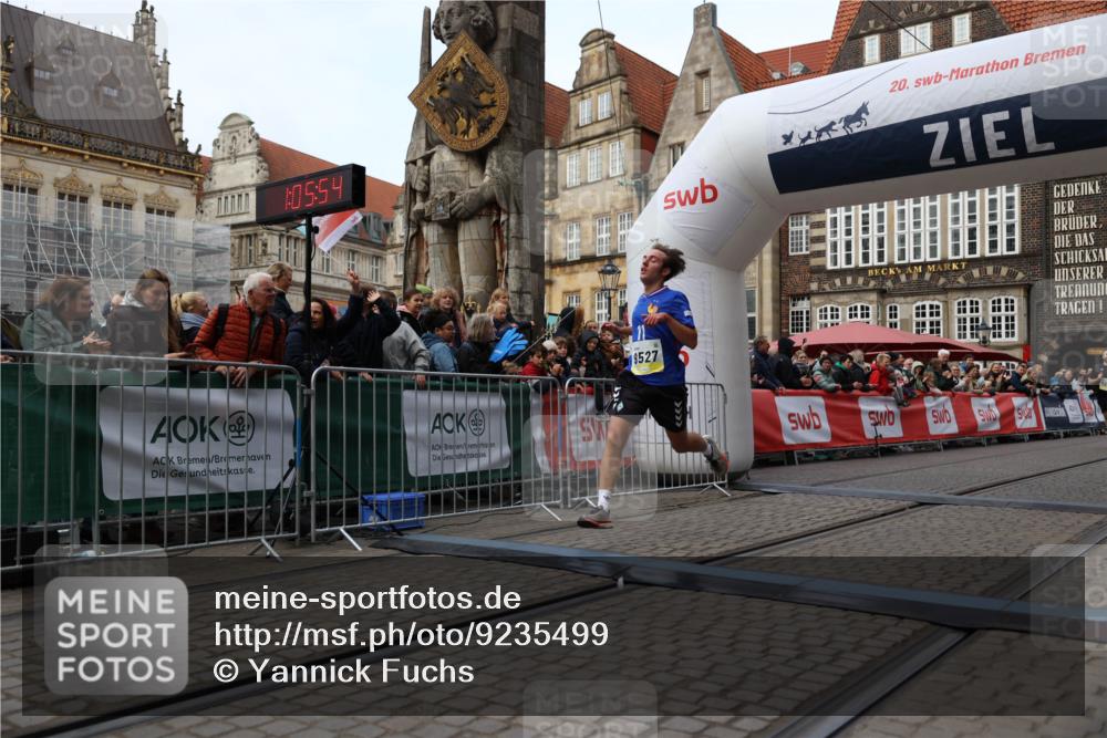 05.10.2025 - 20. swb-Marathon Bremen Yannick Fuchs http://msf.ph/oto/9235499 05.10.2025 10:36:43 Ziel 9527, 9829, 11687 meine-sportfotos.de
