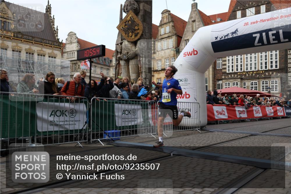 05.10.2025 - 20. swb-Marathon Bremen Yannick Fuchs http://msf.ph/oto/9235507 05.10.2025 10:36:43 Ziel 9527, 9829, 11687 meine-sportfotos.de