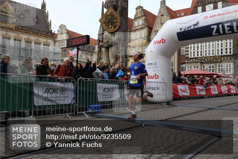 05.10.2025 - 20. swb-Marathon Bremen Yannick Fuchs http://msf.ph/oto/9235509 05.10.2025 10:36:43 Ziel 9527, 9829, 11687 meine-sportfotos.de