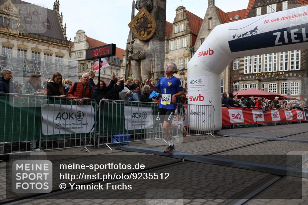 05.10.2025 - 20. swb-Marathon Bremen Yannick Fuchs http://msf.ph/oto/9235512 05.10.2025 10:36:43 Ziel 9527, 9829, 11687 meine-sportfotos.de