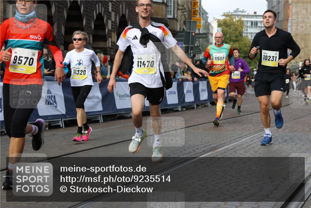 05.10.2025 - 20. swb-Marathon Bremen Strokosch-Dieckow http://msf.ph/oto/9235514 05.10.2025 10:54:58 Ziel 9427, 9475, 9570, 9791, 10014, 10231, 11320, 11363, 11470, 11507, 11523 meine-sportfotos.de