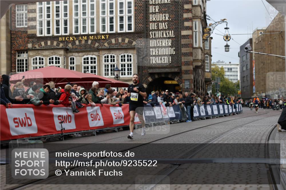 05.10.2025 - 20. swb-Marathon Bremen Yannick Fuchs http://msf.ph/oto/9235522 05.10.2025 10:36:44 Ziel 9527, 9829 meine-sportfotos.de