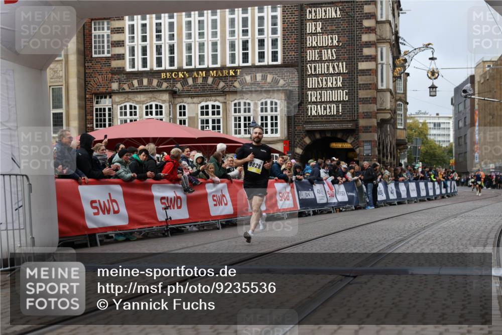 05.10.2025 - 20. swb-Marathon Bremen Yannick Fuchs http://msf.ph/oto/9235536 05.10.2025 10:36:44 Ziel 9527, 9829 meine-sportfotos.de