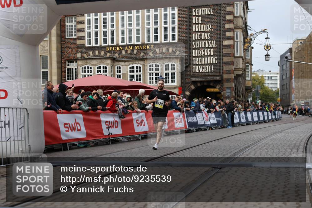 05.10.2025 - 20. swb-Marathon Bremen Yannick Fuchs http://msf.ph/oto/9235539 05.10.2025 10:36:44 Ziel 9527, 9829 meine-sportfotos.de