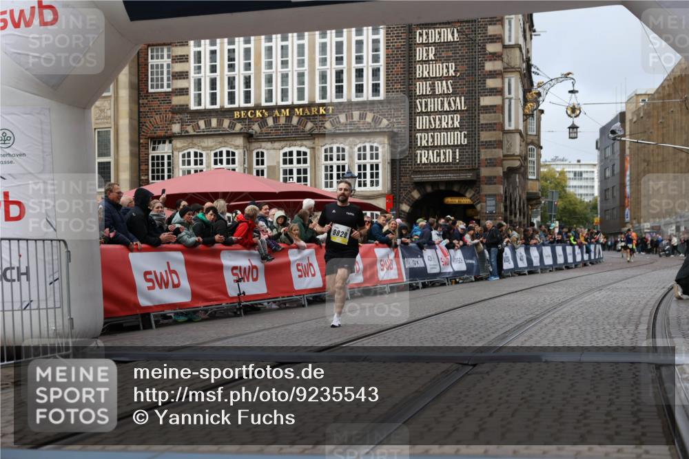 05.10.2025 - 20. swb-Marathon Bremen Yannick Fuchs http://msf.ph/oto/9235543 05.10.2025 10:36:44 Ziel 9527, 9829 meine-sportfotos.de