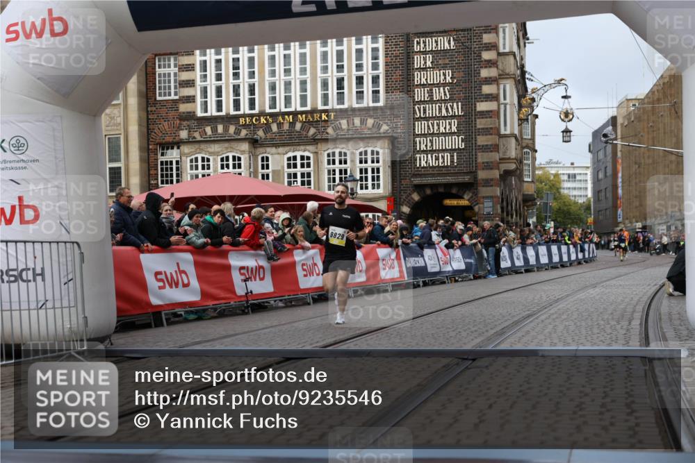 05.10.2025 - 20. swb-Marathon Bremen Yannick Fuchs http://msf.ph/oto/9235546 05.10.2025 10:36:44 Ziel 9527, 9829 meine-sportfotos.de
