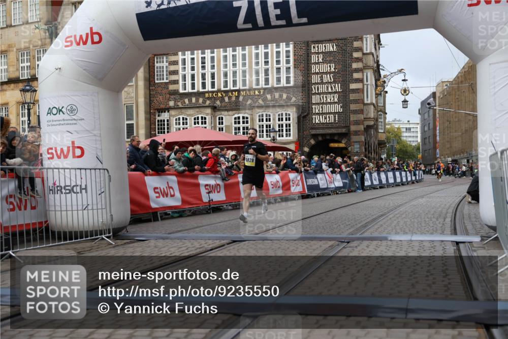 05.10.2025 - 20. swb-Marathon Bremen Yannick Fuchs http://msf.ph/oto/9235550 05.10.2025 10:36:45 Ziel 9527, 9829 meine-sportfotos.de