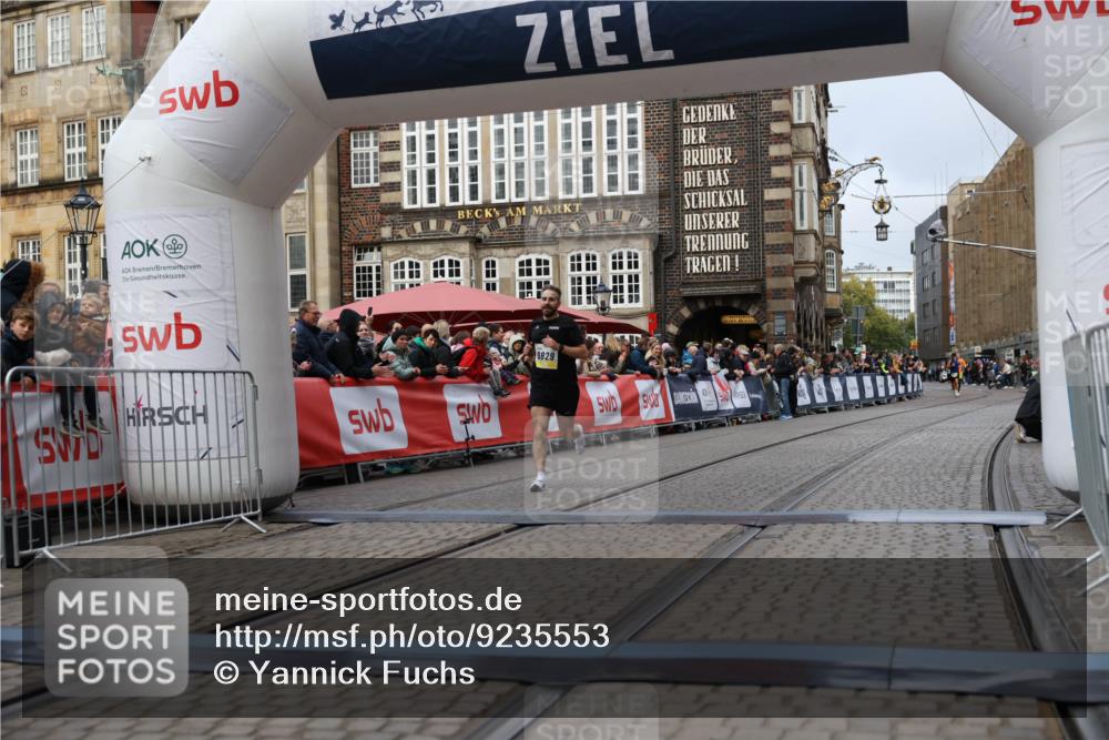 05.10.2025 - 20. swb-Marathon Bremen Yannick Fuchs http://msf.ph/oto/9235553 05.10.2025 10:36:45 Ziel 9527, 9829 meine-sportfotos.de
