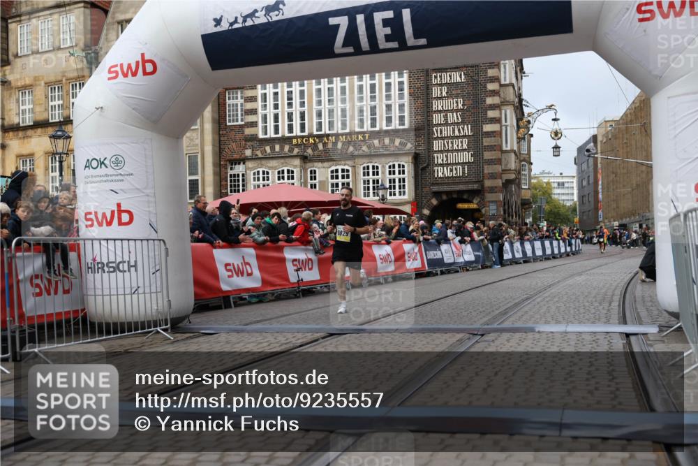 05.10.2025 - 20. swb-Marathon Bremen Yannick Fuchs http://msf.ph/oto/9235557 05.10.2025 10:36:45 Ziel 9527, 9829 meine-sportfotos.de