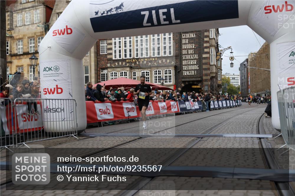 05.10.2025 - 20. swb-Marathon Bremen Yannick Fuchs http://msf.ph/oto/9235567 05.10.2025 10:36:45 Ziel 9527, 9829 meine-sportfotos.de