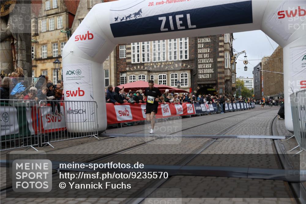 05.10.2025 - 20. swb-Marathon Bremen Yannick Fuchs http://msf.ph/oto/9235570 05.10.2025 10:36:45 Ziel 9527, 9829 meine-sportfotos.de