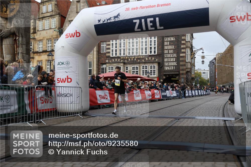 05.10.2025 - 20. swb-Marathon Bremen Yannick Fuchs http://msf.ph/oto/9235580 05.10.2025 10:36:45 Ziel 9527, 9829 meine-sportfotos.de