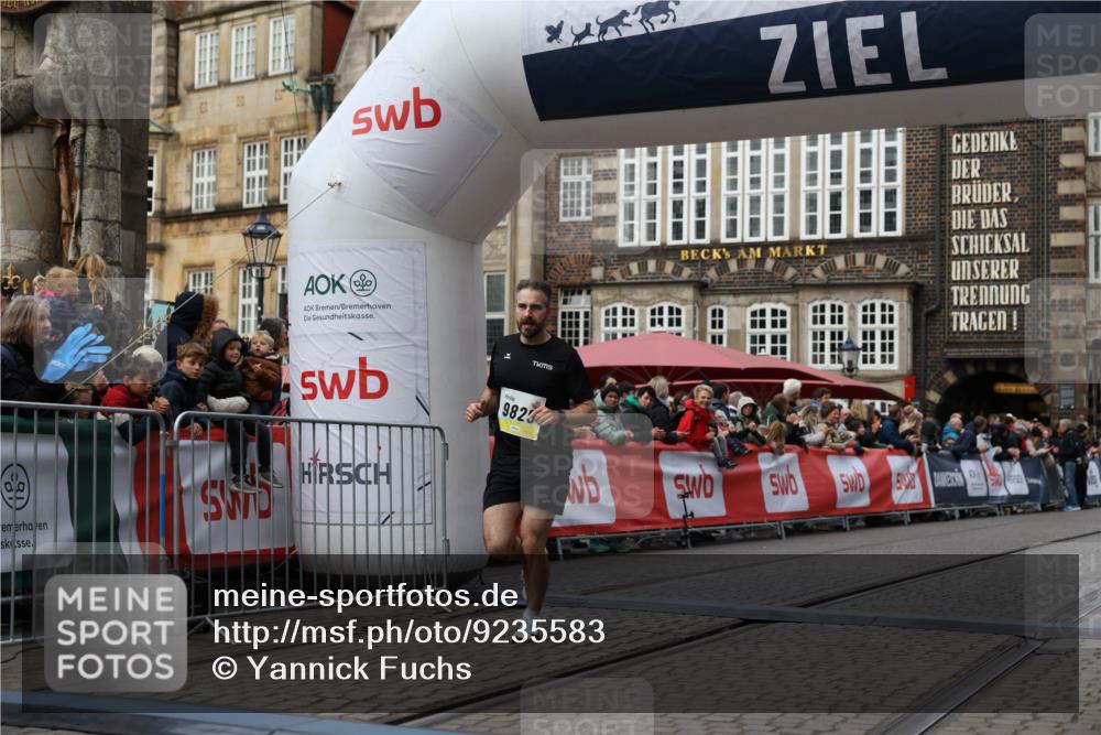 05.10.2025 - 20. swb-Marathon Bremen Yannick Fuchs http://msf.ph/oto/9235583 05.10.2025 10:36:46 Ziel 9527, 9829 meine-sportfotos.de