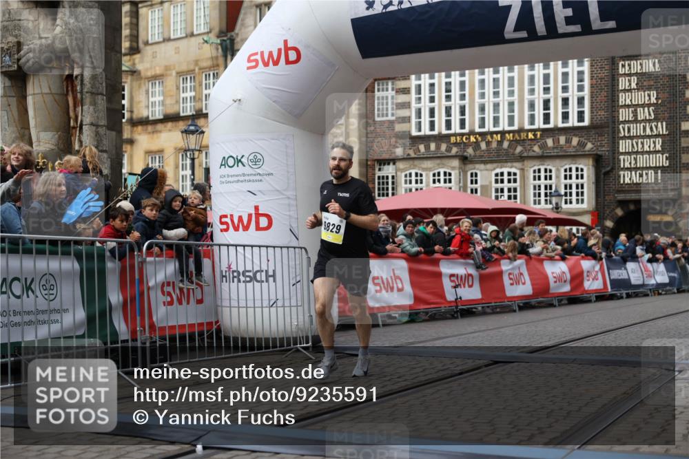 05.10.2025 - 20. swb-Marathon Bremen Yannick Fuchs http://msf.ph/oto/9235591 05.10.2025 10:36:46 Ziel 9527, 9829 meine-sportfotos.de