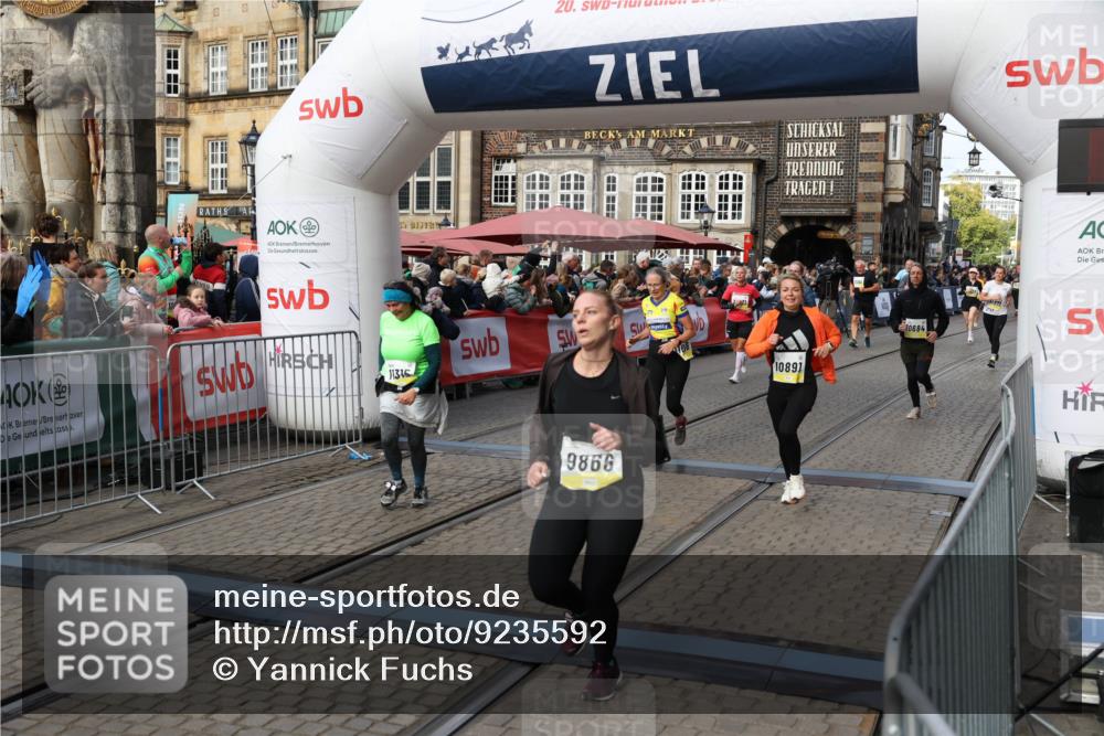05.10.2025 - 20. swb-Marathon Bremen Yannick Fuchs http://msf.ph/oto/9235592 05.10.2025 11:05:00 Ziel 9813, 9866, 9927, 10557, 10684, 10771, 10891, 10964, 11035, 11315, 11372, 11615, 11636 meine-sportfotos.de