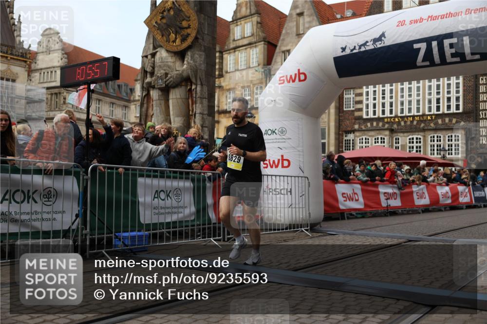 05.10.2025 - 20. swb-Marathon Bremen Yannick Fuchs http://msf.ph/oto/9235593 05.10.2025 10:36:47 Ziel 9527, 9829 meine-sportfotos.de