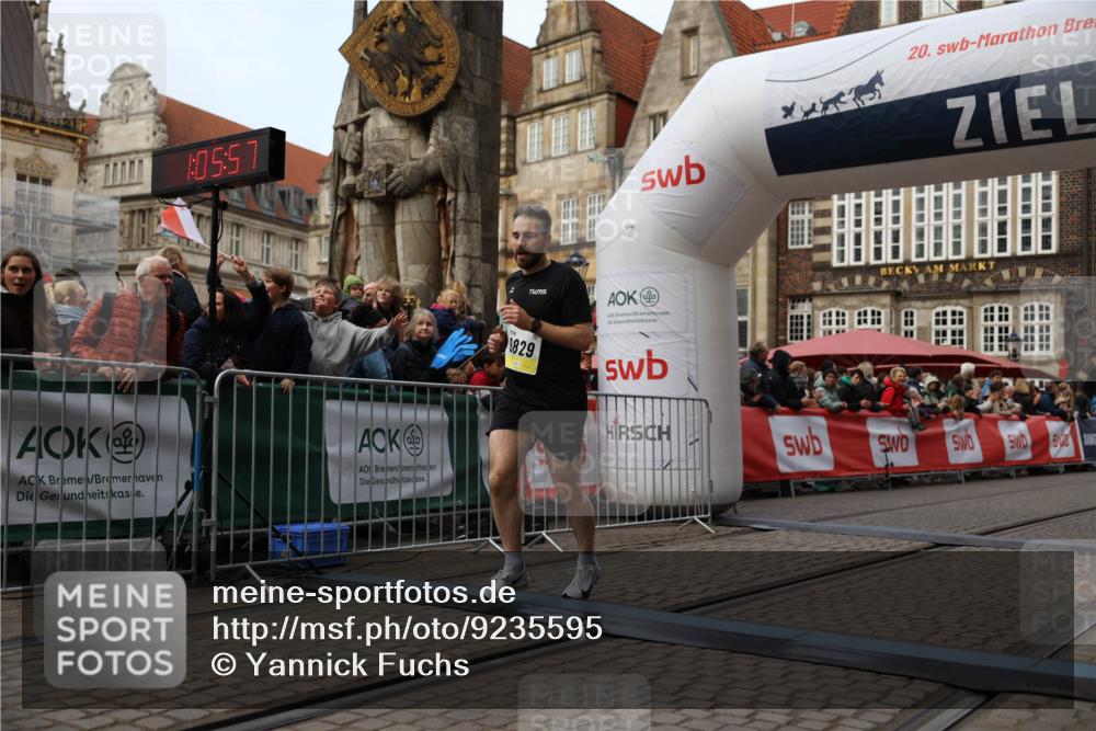 05.10.2025 - 20. swb-Marathon Bremen Yannick Fuchs http://msf.ph/oto/9235595 05.10.2025 10:36:47 Ziel 9527, 9829 meine-sportfotos.de