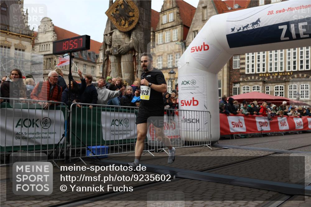 05.10.2025 - 20. swb-Marathon Bremen Yannick Fuchs http://msf.ph/oto/9235602 05.10.2025 10:36:47 Ziel 9527, 9829 meine-sportfotos.de