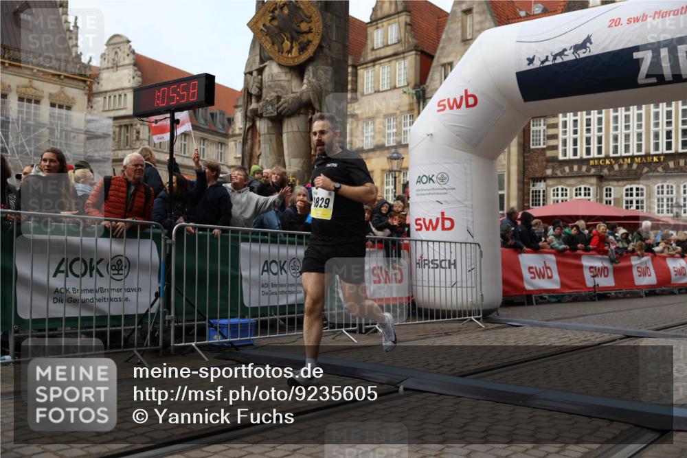 05.10.2025 - 20. swb-Marathon Bremen Yannick Fuchs http://msf.ph/oto/9235605 05.10.2025 10:36:47 Ziel 9527, 9829 meine-sportfotos.de